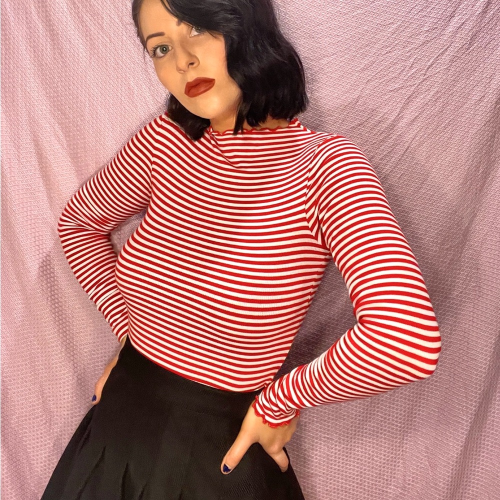 Red and white striped long sleeve. Frilly neckline & sleeves. Parisian vibes ❣️